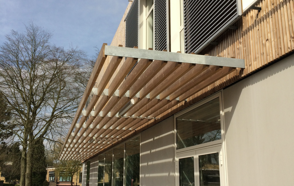 des auvents horizontaux avec des lattes en Thermowood entre eux