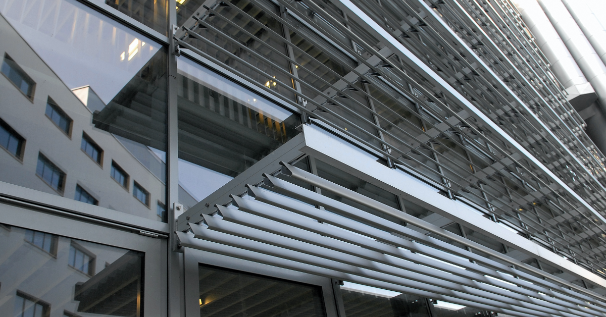 LENCO® zonweerende aluminium luifels voor ziekenhuisgebouw
