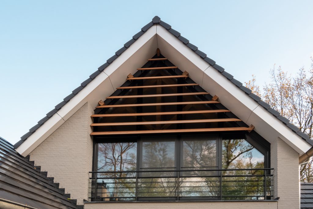 Lamelles en bois dans le pignon, spécialiste de la protection solaire